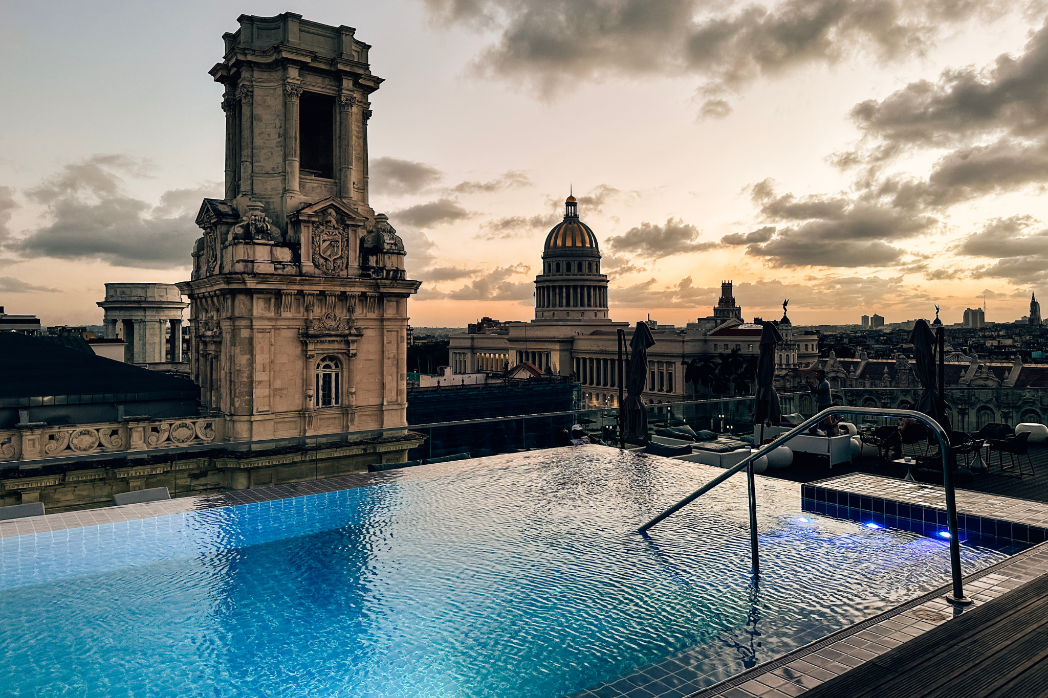 La piscine sur le toit de l'hôtel Kempinksi à La Havane